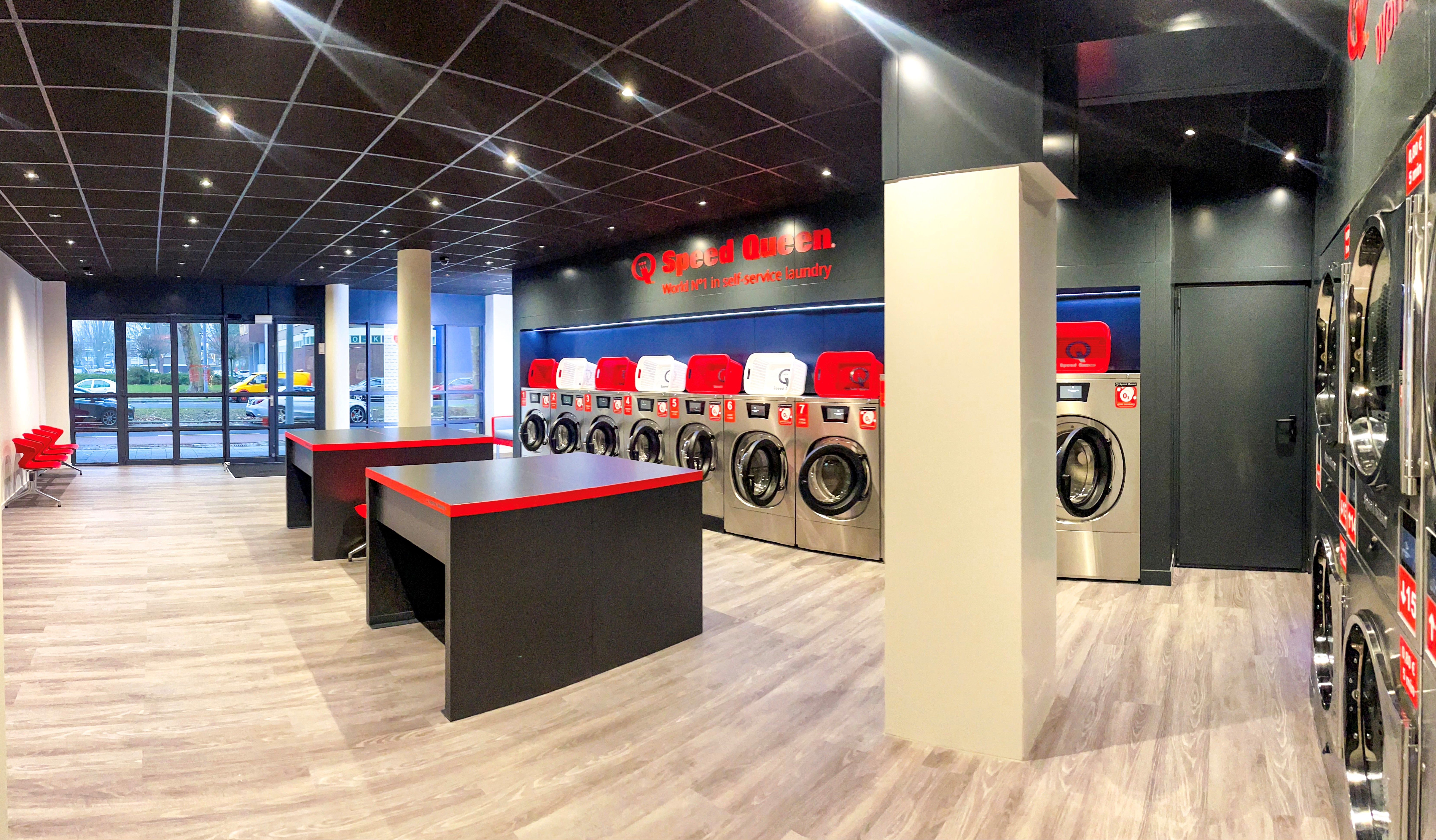 Interieur van onze wasserette met wasmachines